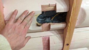 Монтаж фартука для кухни в доме из оцилиндрованного бревна
