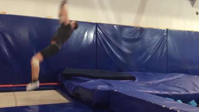 Сальто назад) научился делать все виды сальто)) backflip смотреть онлайн