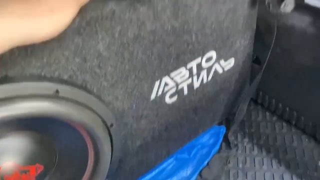 Очень достойная аудиосистема в Kia Rio / Киа Рио . Автозвук с 2-мя усилителями + сабвуфер в багажни смотреть онлайн