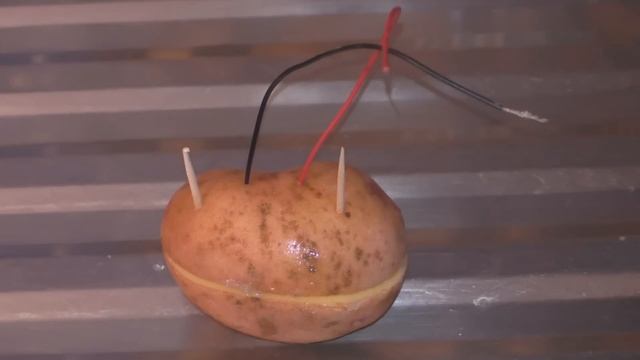 Как добыть электричество при помощи картошки опытным путём смотреть онлайн