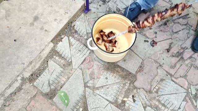 Жарим шашлыки, есть повод! В конце, самое интересное и опасное! смотреть онлайн