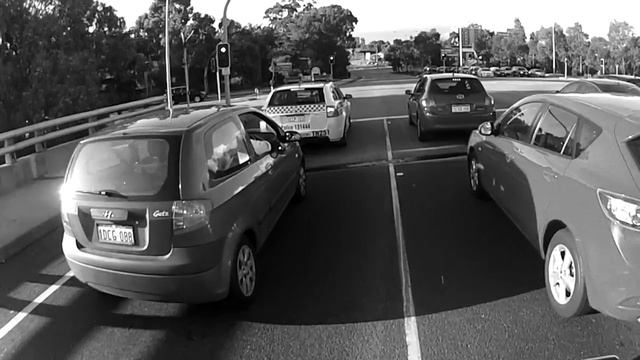Honda CB400 - Is Traffic Filtering and Lane Splitting Legal in WA, Australia? - Perth Australia смотреть онлайн