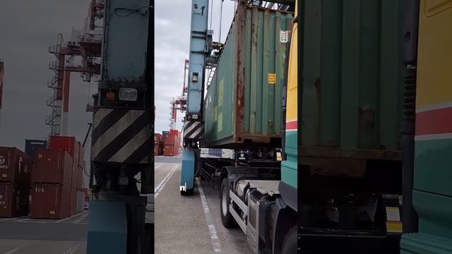 А вы знаете, как работают портальные погрузчики? #Shorts