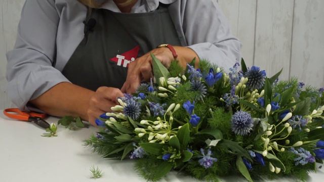 How to Make a Loose Posy Funeral Tribute in Blue and White Flowers смотреть онлайн