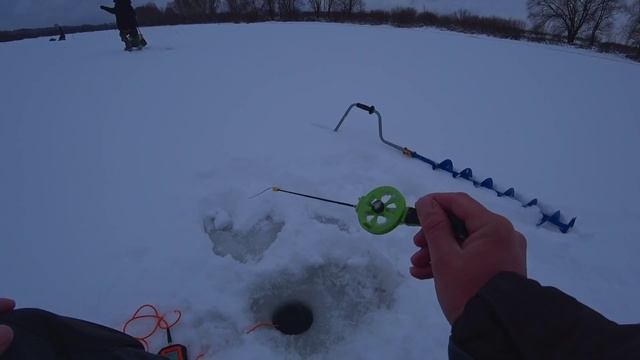 Эта БЕЗМОТЫЛКА ловит ВЕЗДЕ! Ящик рыбы на одну мормышку! Лучшая зимняя рыбалка 2021! Плотва и прочие смотреть онлайн