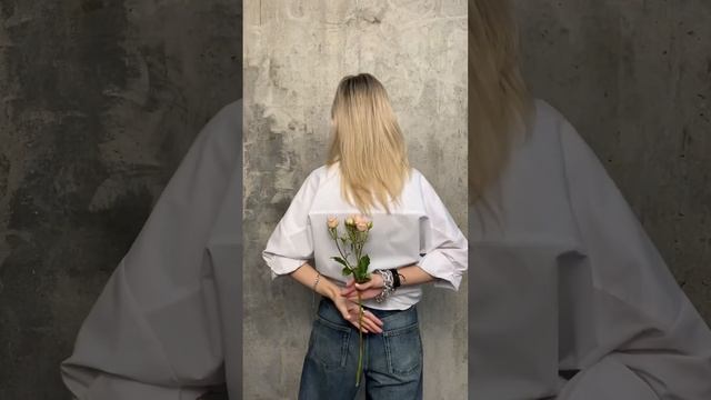 Позирование с букетом цветов. Когда не знаешь, куда его день, повторяй за нами)