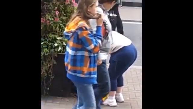 бандэровец ворует цветы в праге