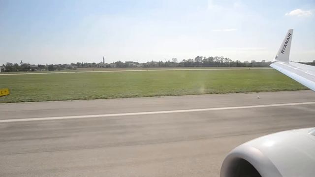 Ryanair B737-800 landing at Trieste, Ronchi dei Legionari airport in Italy смотреть онлайн