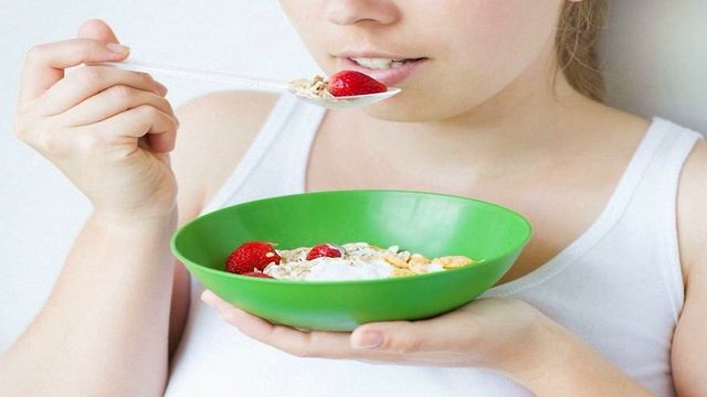 Почему НЕЛЬЗЯ есть ОВСЯНКУ по утрам! Вы будете поражены смотреть онлайн