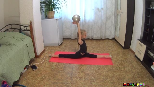 Тренировка по художественной гимнастике дома София  мунсерят вот как даются медали..
