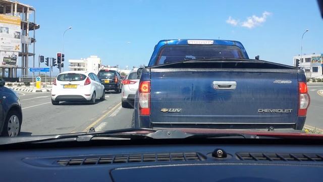 2015-04-14, 11:18am - Nissan Note with no plates pushes in without signalling смотреть онлайн