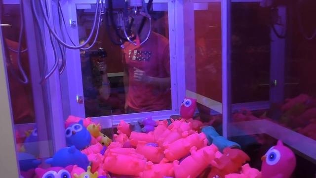How many neon rubber toys will we win? - Claw Machine Wins смотреть онлайн