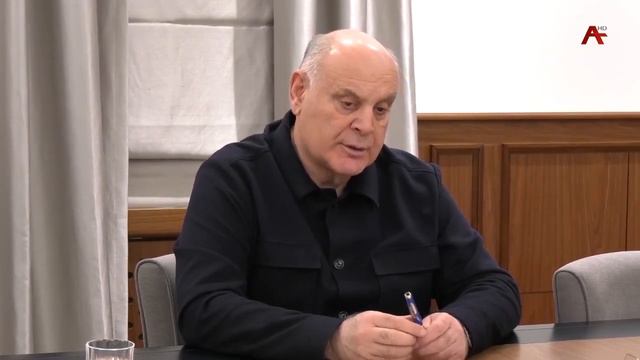Аслан Бжания принял отчет от Кристины Озган об итогах экономического развития Абхазии смотреть онлайн