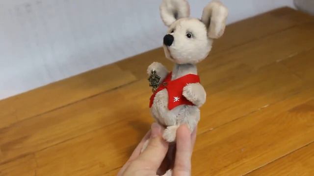 Авторская интерьерная игрушка ручной работы Мышка Тедди в красном жилете смотреть онлайн