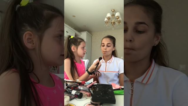 МАКИЯЖ СЕСТРЕ?! Шок! ЧТО СТАЛО С МОИМ ЛИЦОМ?! смотреть онлайн