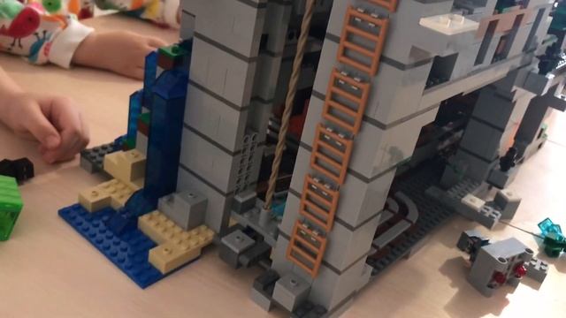 LEGO Minecraft 21137 The mountain cave Горная пещера обзор 2856 деталек 12+ смотреть онлайн
