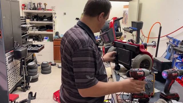 A Blast From the Past | Can I revive a Non Working Pride Z Chair??? смотреть онлайн