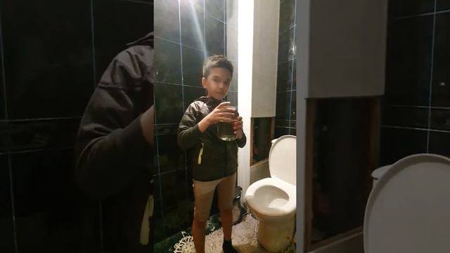 #прикол.Что происходит в организме когда хочешь в туалет. Подпишись👍. смотреть онлайн