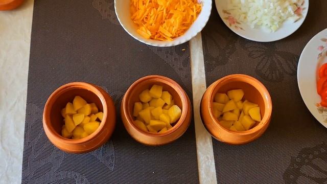 БЕРЁМ ГОРШОЧКИ ДЛЯ ЗАПЕКАНИЯ И ГОТОВИМ ВКУСНОЕ И СОЧНОЕ ЖАРКОЕ ПОД ТОМЛЕНОЙ КОРОЧКОЙ СЫРА смотреть онлайн