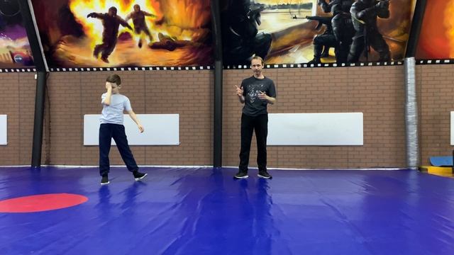 Двойные перекаты назад - и для жизни, и для каскадерства смотреть онлайн