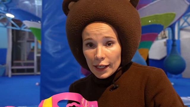 Маленькая Вера - Медведь и Алиса распаковывают Гуджитсу и Jelli Crush в парке Тейкабум смотреть онлайн