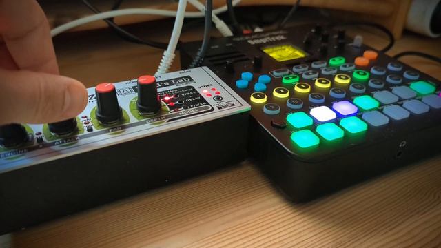SmplTrek + Buzzzy! 130 BPM house jam смотреть онлайн