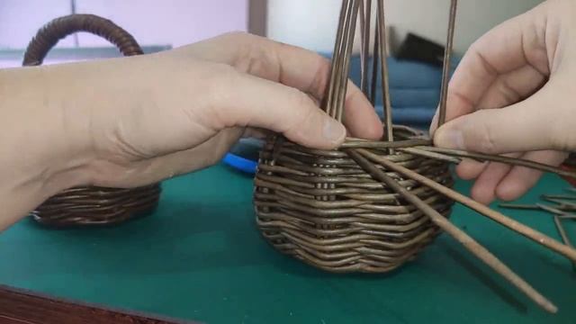 Как сплести корзинку-малышку из бумажной лозы смотреть онлайн