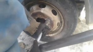 Откручиваем  гайки на газели
