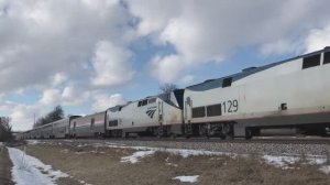 Тепловоз тащит тяжелый грузовой поезд в США Америка. Железная дорога Соединенные Штаты Америки