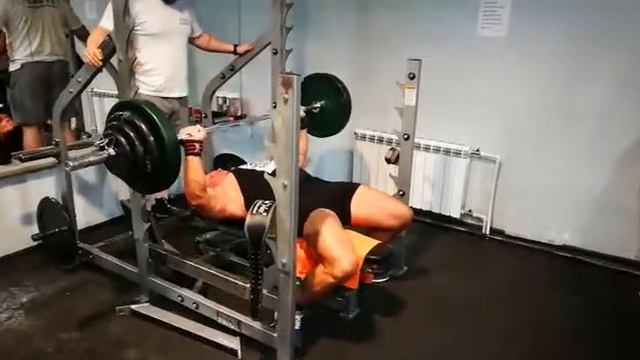 Высоцкий Андрей, жим лежа 200 на 3 раза на тренировке март 2017года смотреть онлайн