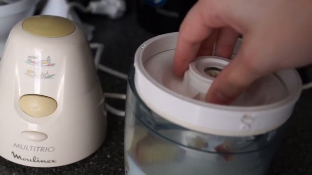 Готовим бананово-персиковый коктейль. ❃ смотреть онлайн