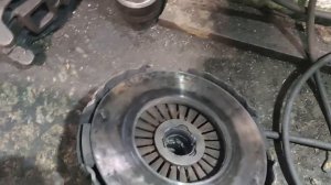 Маз - буксует сцепление, медленно отходит назад после выжима