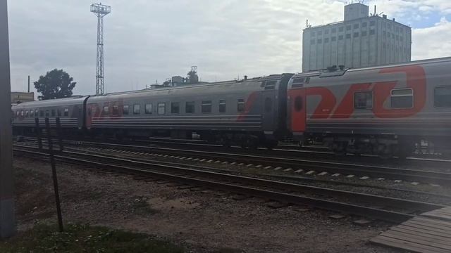 Тепловоз ТЭП70БС-130 С пассажирским поездом №922И смотреть онлайн