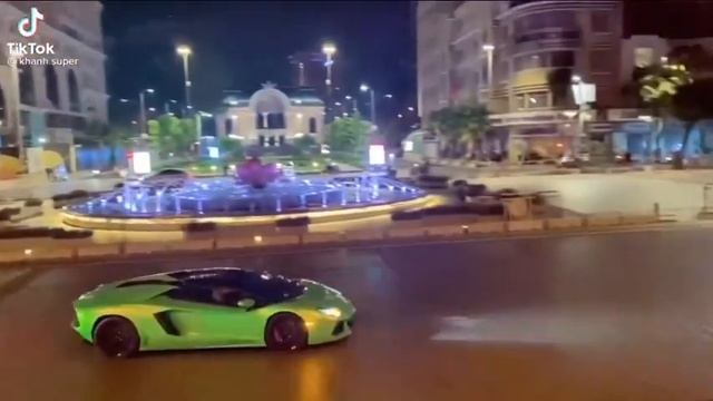 khi siêu xe Lamborghini Aventador Roadster chạy trên đường phố смотреть онлайн