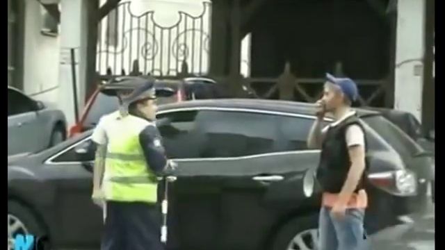 Человек с громкоговорителем (прикол) смотреть онлайн