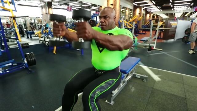 Как качает Дельты Toney Freeman Тренировка дельтовидных мышц смотреть онлайн