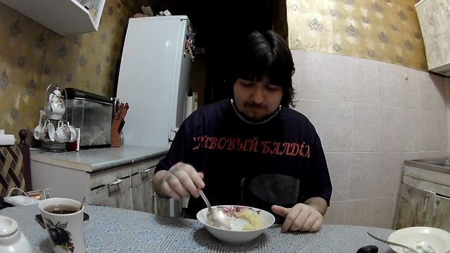 Обедаю картошкой с килькой и слива смотреть онлайн