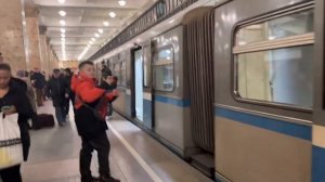 На поезд в сторону станции «Бульвар Рокоссовского» посадки нет, на Комсомольской, 1 апреля 2023 год