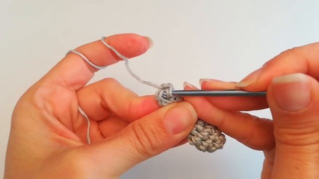 Tutorial Mini Coniglietto Amigurumi portachiavi o segnalibro (sub. Eng. y Esp) смотреть онлайн