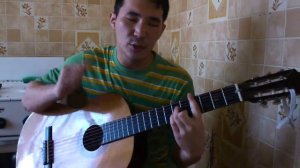 Класно поет под гитару