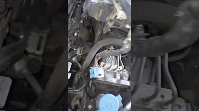 SHAKES Mercedes E 350? replace the COIL, Where are the SPARK PLUGS LOCATED in the engine? смотреть онлайн