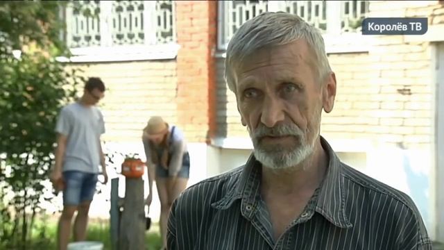 В 18-й гимназии соорудили клумбу из старого чайника смотреть онлайн