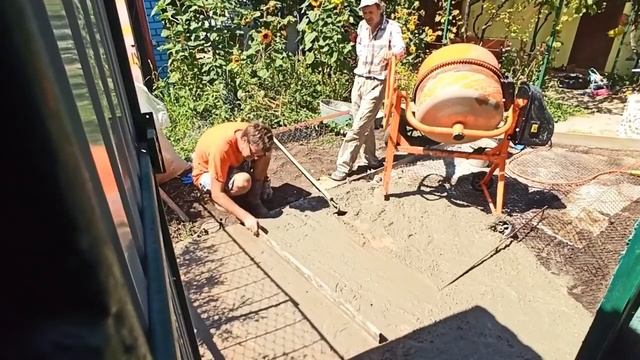 заливаем плиту бетономешалкой.1.3 куба бетона за пол дня смотреть онлайн