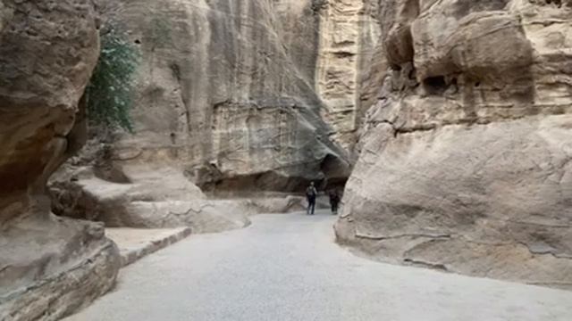 Walkthrough al-Siq canyon to the Treasury in Petra - The lost city virtual walk смотреть онлайн