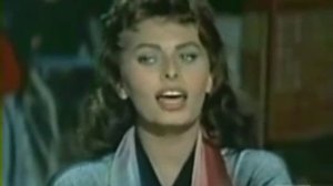 Софи Лорен поёт.