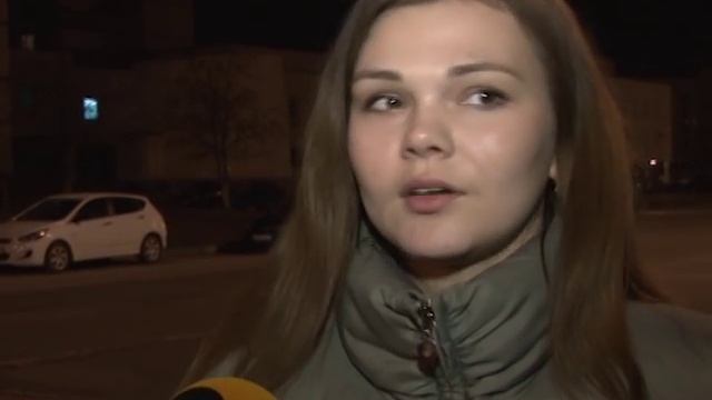 Яркие краски на серый, разбитый асфальт смотреть онлайн
