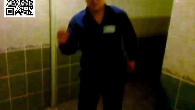 Сергей Самылов. Смелый охранник станцевал в туалете ЦУМа. смотреть онлайн