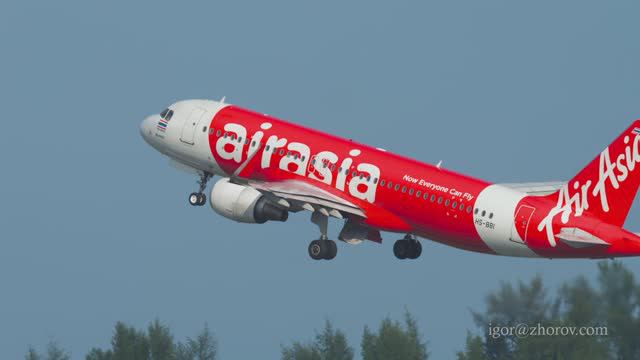 Эйрбас А320 авиакомпании Thai AirAsia взлетает из аэропорта Пхукет.