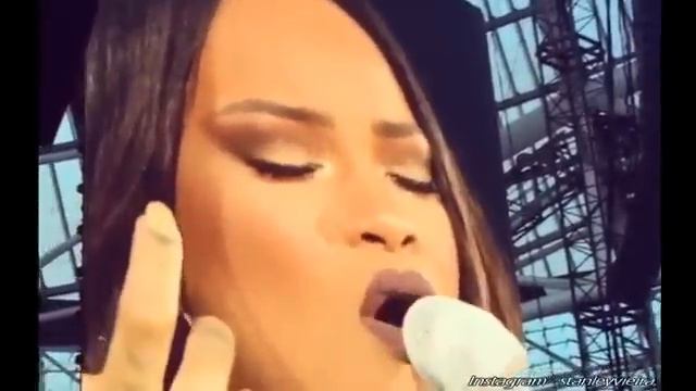Rihanna Cries on Stage in Dublin - Love The Way You Lie смотреть онлайн