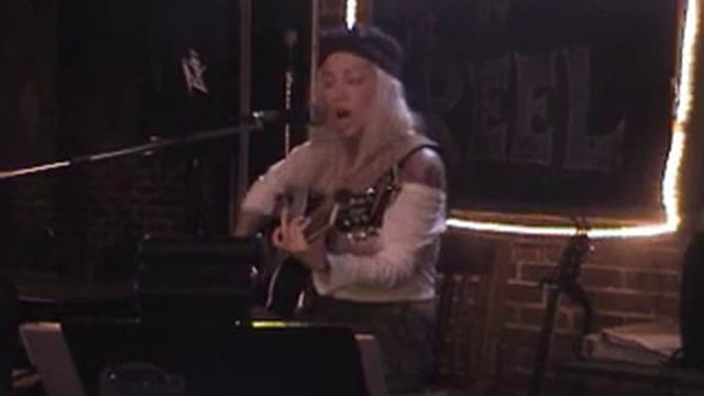 Daisy De la Hoya singing and playing guitar "Cold Outside" смотреть онлайн